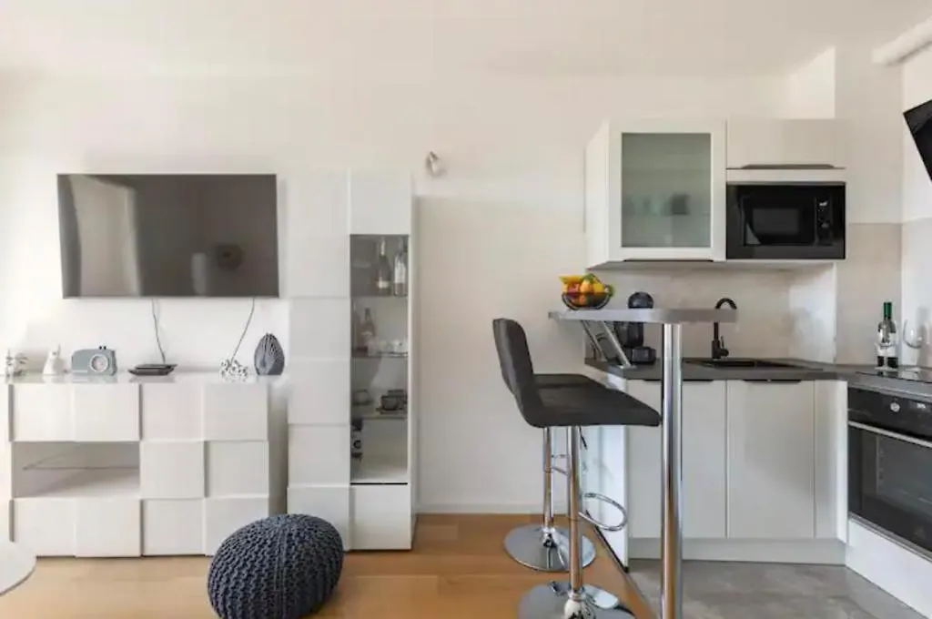 Bookkeeper'S Apartment Split