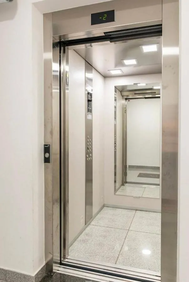 Bookkeeper'S Apartment Split