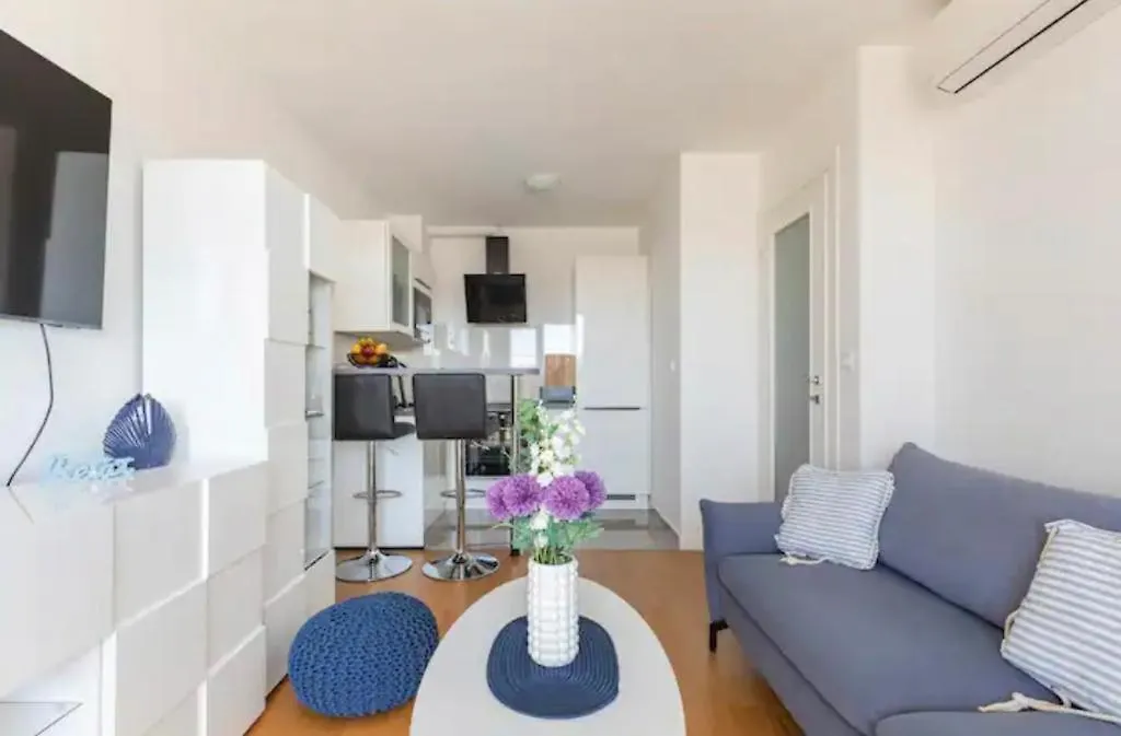 Bookkeeper'S Apartment Split